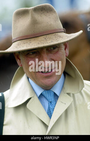 LUCA CUMANI RACE HORSE TRAINER NEWMARKET RACECOURSE ENGLAND 03 May 2003 Stock Photo