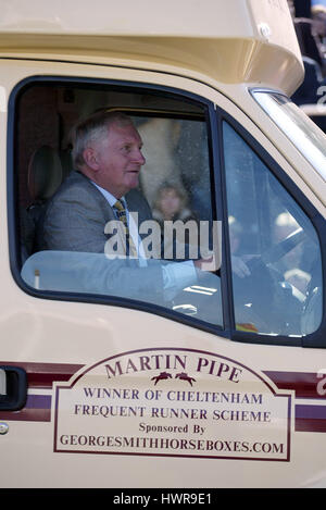 MARTIN PIPE RACE HORSE TRAINER CHELTENHAM RACECOURSE CHELTENHAM 18 March 2005 Stock Photo