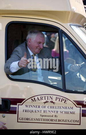 MARTIN PIPE RACE HORSE TRAINER CHELTENHAM RACECOURSE CHELTENHAM 18 March 2005 Stock Photo