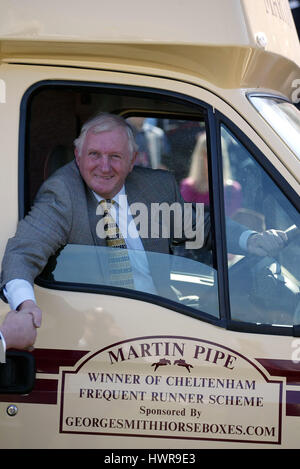 MARTIN PIPE RACE HORSE TRAINER CHELTENHAM RACECOURSE CHELTENHAM 18 March 2005 Stock Photo