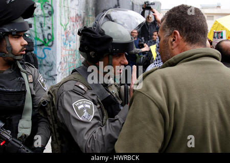 Bethlehem, Palestine. 22nd Mar, 2017. An Israeli border police officer argues with Palestinian protestors during a protest in the West Bank city of Bethlehem, 22 March 2017.Palestinians protest against Israeli authorities for holding bodies of alleged Palestinian attackers. Photo by Osama Qawasmi Credit: Osama Qawasmi/Pacific Press/Alamy Live News Stock Photo