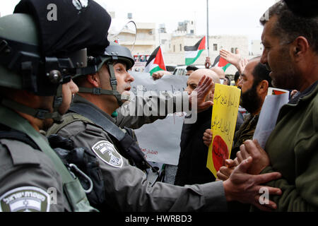 Bethlehem, Palestine. 22nd Mar, 2017. An Israeli border police officer argues with Palestinian protestors during a protest in the West Bank city of Bethlehem, 22 March 2017.Palestinians protest against Israeli authorities for holding bodies of alleged Palestinian attackers. Photo by Osama Qawasmi Credit: Osama Qawasmi/Pacific Press/Alamy Live News Stock Photo