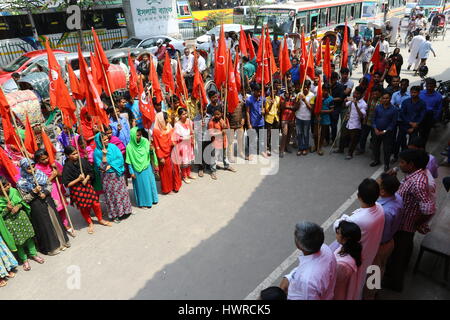 Dhaka 19 march 2017. Workers, under the banner of National Garment Workers Federation, demonstrate in front of the capital’s Jatiya Press Club demandi Stock Photo