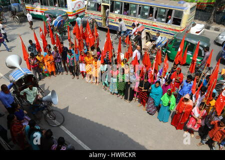 Dhaka 19 march 2017. Workers, under the banner of National Garment Workers Federation, demonstrate in front of the capital’s Jatiya Press Club demandi Stock Photo