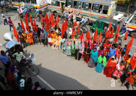 Dhaka 19 march 2017. Workers, under the banner of National Garment Workers Federation, demonstrate in front of the capital’s Jatiya Press Club demandi Stock Photo