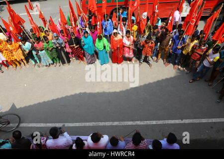 Dhaka 19 march 2017. Workers, under the banner of National Garment Workers Federation, demonstrate in front of the capital’s Jatiya Press Club demandi Stock Photo