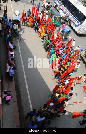 Dhaka 19 march 2017. Workers, under the banner of National Garment Workers Federation, demonstrate in front of the capital’s Jatiya Press Club demandi Stock Photo