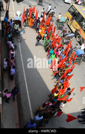 Dhaka 19 march 2017. Workers, under the banner of National Garment Workers Federation, demonstrate in front of the capital’s Jatiya Press Club demandi Stock Photo