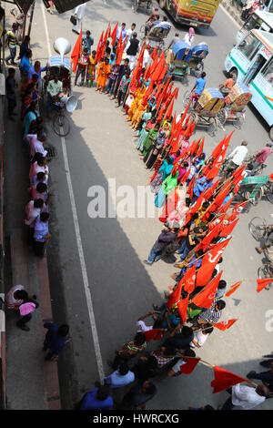 Dhaka 19 march 2017. Workers, under the banner of National Garment Workers Federation, demonstrate in front of the capital’s Jatiya Press Club demandi Stock Photo