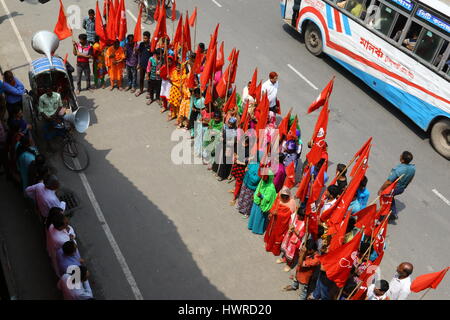 Dhaka 19 march 2017. Workers, under the banner of National Garment Workers Federation, demonstrate in front of the capital’s Jatiya Press Club demandi Stock Photo