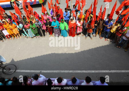 Dhaka 19 march 2017. Workers, under the banner of National Garment Workers Federation, demonstrate in front of the capital’s Jatiya Press Club demandi Stock Photo