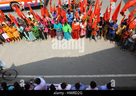 Dhaka 19 march 2017. Workers, under the banner of National Garment Workers Federation, demonstrate in front of the capital’s Jatiya Press Club demandi Stock Photo