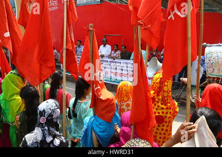 Dhaka 19 march 2017. Workers, under the banner of National Garment Workers Federation, demonstrate in front of the capital’s Jatiya Press Club demandi Stock Photo