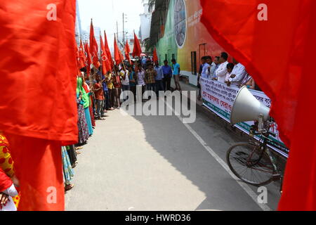 Dhaka 19 march 2017. Workers, under the banner of National Garment Workers Federation, demonstrate in front of the capital’s Jatiya Press Club demandi Stock Photo