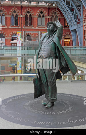 Bronze statue of John Betjeman at St. Pancras Station Stock Photo