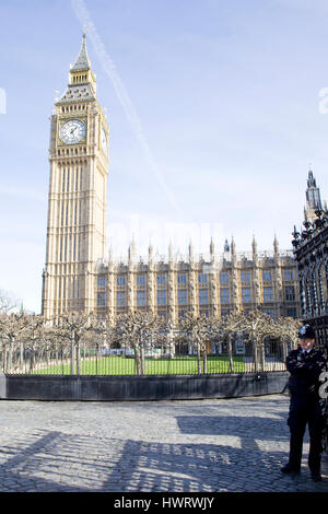 Unarmed Police officier standing at the gates of the Palace of Westminster Stock Photo