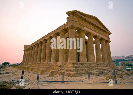 Temple of Concordia at dusk, Valley of Temples (Valle dei Templi), Agrigento, Sicily, Italy Stock Photo