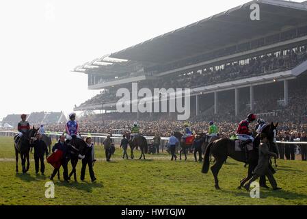 THE QUEEN MOTHER PARADE THE CHELTENHAM FESTIVAL 2006 CHELTENHAM RACECOURSE CHELTENHAM ENGLAND 15 March 2006 Stock Photo