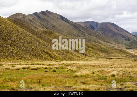 Barren landscape at the Lindis Pass in Central Otago on the South Island of New Zealand Stock Photo