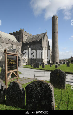 St Canice's Cathedral, and Round Tower in Kilkenny, County Kilkenny, Ireland. Stock Photo