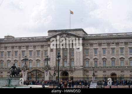 London, UK. 23rd March 2017. Royal Standard does not flies at half mast over Buckingham Palace after-mast knifes attacks killed 5 people included on 23th March 2017, London,UK. Credit: See Li/Alamy Live News Stock Photo