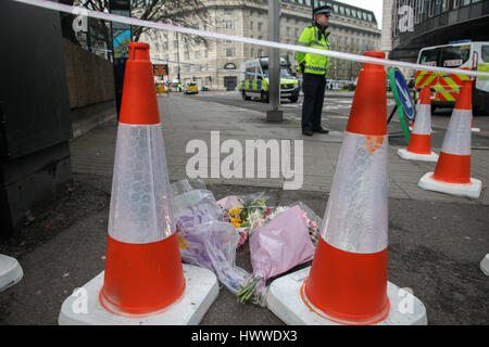 Westminster, London, UK 23 Mar 2017- Floral Tributes on Westminster Bridge. Scotland Yard said on 23 March 2017 that police have made seven arrests in raids carried out over night in Birmingham London and elsewhere in the country after the terror attack in the Westminister Palace grounds and on Westminster Bridge on 22 March 2017 leaving four people dead, including the attacker, and 29 people injured. Credit: Dinendra Haria/Alamy Live News Stock Photo