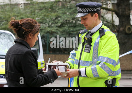 Westminster, London, UK 23 Mar 2017- Staff from St Thomas Hospital gives hot drinks to the police officers. Scotland Yard said on 23 March 2017 that police have made seven arrests in raids carried out over night in Birmingham London and elsewhere in the country after the terror attack in the Westminister Palace grounds and on Westminster Bridge on 22 March 2017 leaving four people dead, including the attacker, and 29 people injured. Credit: Dinendra Haria/Alamy Live News Stock Photo