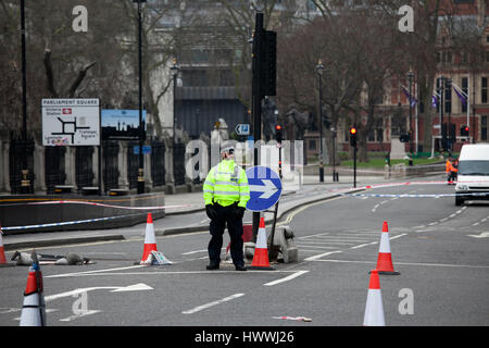 London, UK, March 22, 2017 An armed police officer stands guard near Westminster Bridge and the Houses of Parliament London. After the terrorist attack Credit: Elena Rostunova/Alamy Live News Stock Photo