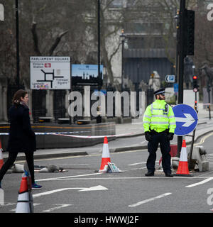 London, UK, March 22, 2017 An armed police officer stands guard near Westminster Bridge and the Houses of Parliament London. After the terrorist attack Credit: Elena Rostunova/Alamy Live News Stock Photo