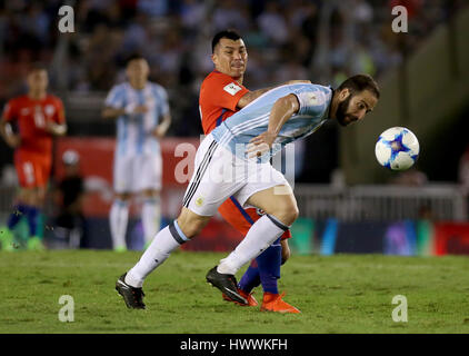 Buenos Aires, Argentina. 23rd Mar, 2017. Argentina's Gonzalo Higuain (R) vies for the ball with Chile's Gary Medel (L) during the match for the South American qualifiers for the Russia 2018 FIFA World Cup, held in the Antonio Vespucio Liberti stadium, Buenos Aires, Argentina, on March 23, 2017. Credit: Martin Zabala/Xinhua/Alamy Live News Stock Photo