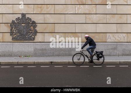 Berlin, Berlin, Germany. 23rd Mar, 2017. Passing pedestrians in font of the British Embassy in Central Berlin after a presumed terrorist attack in London, where at least four people were killed. Several pedestrians struck by a car on Westminster bridge, a police officer was stabbed in the Houses of Parliament by an attacker, who was shot by police. Credit: Jan Scheunert/ZUMA Wire/Alamy Live News Stock Photo