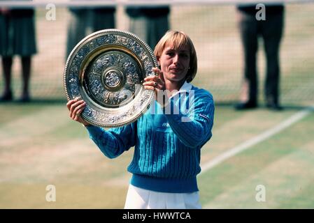 MARTINA NAVRATILOVA WITH PLATE WIMBLEDON CHAMPION WIMBLEDON LONDON ENGLAND 07 July 1984 Stock Photo