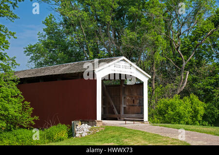 The Neet Covered Bridge crosses Little Raccoon Creek on County Road South 80 East in Parke County Indiana, USA. This single span Burr Arch Truss struc Stock Photo