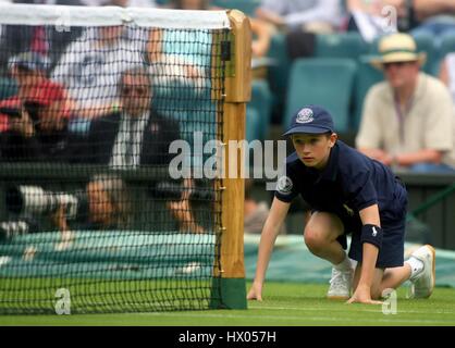 BALL BOY WIMBLEDON TENNIS CHAMPIONSHIPS WIMBLEDON SW19 LONDON ENGLAND 27 June 2006 Stock Photo