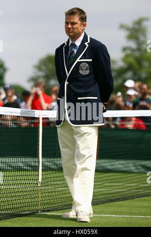 TENNIS UMPIRE WIMBLEDON CHAMPIONSHIPS 2006 WIMBLEDON SW19 LONDON ENGLAND 27 June 2006 Stock Photo