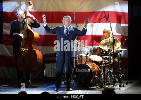 Singer Tony Bennett sings at a fund raiser for John Kerry  in Santa Monica, Calif.  on August 21, 2004. Photo credit: Francis Specker Stock Photo