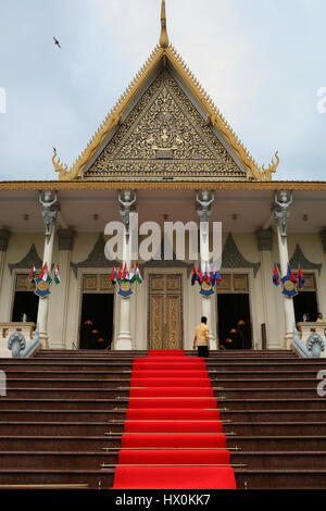Red carpet treatment on the main steps of the Throne Hall (Preah Timeang Tevea Vinicchay), Royal Palace, Phnom Penh, Cambodia Stock Photo