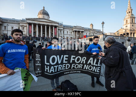 London, UK. 23rd March, 2017. Crowds gather in Trafalgar Square for a candle-lit vigil and one minute silence in remembrance of the victims of the terror attack on 22nd March 2017 in Westminster which claimed four lives including a Metropolitan police officer, PC Keith Palmer. © Guy Corbishley/Alamy Live News Stock Photo