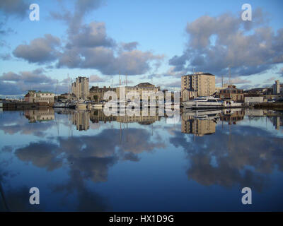 Cherbourg, Bassin de commerce sous le soleil d'hiver (1) Stock Photo
