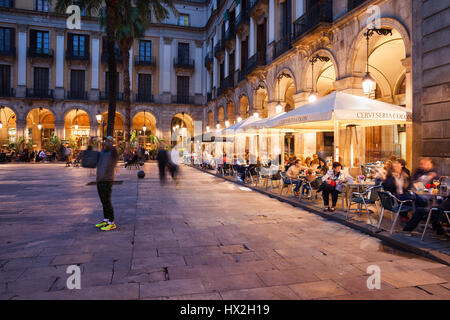 Placa Reial in Barcelona at night with restaurants, cafes, Royal Square in historic city centre, Barri Gotic quarter, Catalonia, Spain Stock Photo