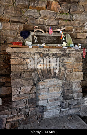 CA03125-00...CALIFORNIA - Interior of the stone shelter, mementos left on the mantle, at the summit of Muir Pass on the combined JMT/PCT. Stock Photo