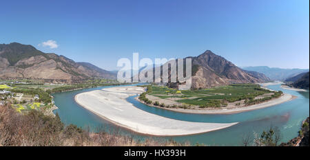 Panoramic view of the first bend of the Yangtze River near ShiGu village not far from Lijiang, Yunnan - China Stock Photo