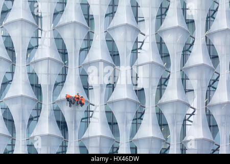 Nine Elms, London, UK. 24th March 2017. Construction workers finishing the faceted external solar shading lightweight plastic scrim of the Newly constructed US embassy called the 'New London Embassy'. Architect: Kieran Timberlake. Main Contractor: Sir Robert McAlpine. Credit: David Bleeker Photography/Alamy Live News   Stock Photo