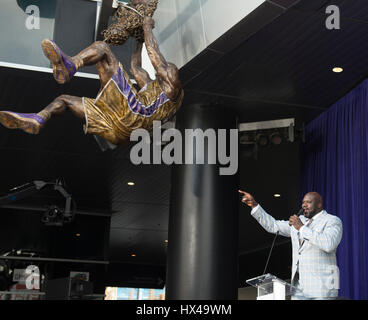 Shaquille O'Neal statue unveiled outside LSU practice facility