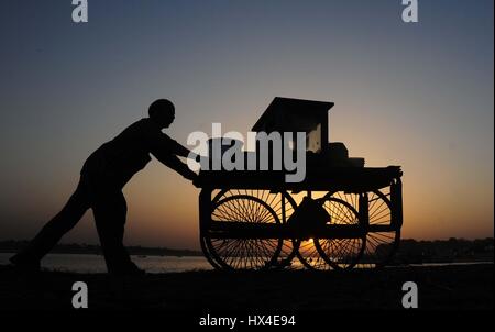 Allahabad, Uttar Pradesh, India. 25th Mar, 2017. Allahabad: A roadside vendor return his home at Sangam, the confluence of River Ganga, Yamuna and mythological Saraswati during Sunset in Allahabad on 25-03-2017. photo by prabhat kumar verma Credit: Prabhat Kumar Verma/ZUMA Wire/Alamy Live News Stock Photo