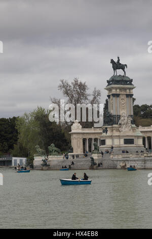 Madrid, Spain. 25th Mar, 2017. Madrid, Spain. Saturday 25th February 2017. Cold cloudy weather is unusual for Madrid in late March and there are lots of cities in UK and Ireland being reported as warmer being this weekend. Boating lake in Retiro park shown with cloudy skies Credit: WansfordPhoto/Alamy Live News Stock Photo