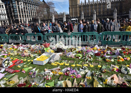 Westminster, London, UK. 25th March 2017 Westminster terror attack flowers outside Parliament Stock Photo