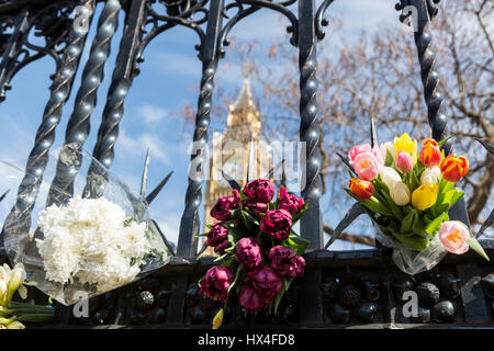 London, UK. 25 March 2017. After the Unite for Europe March, anti-Brexit protesters leave flowers on the gates of the Houses of Parliament as a tribute for those killed in the terrorist attack days earlier. © Bettina Strenske/Alamy Live News Stock Photo