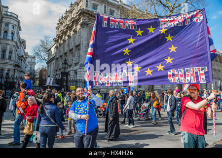 London, UK. 25th Mar, 2017. Outside Downing Street - Unite for Europe march attended by thousands on the weekend before Theresa May triggers article 50. The march went from Park Lane via Whitehall and concluded with speeches in Parliament Square. London 25 Mar 2017 Credit: Guy Bell/Alamy Live News Stock Photo