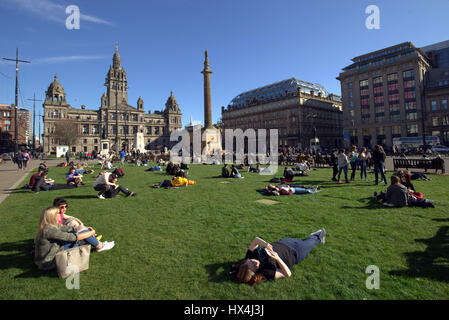 Glasgow, Scotland, UK, Saturday 25 March 2017 UK weather: George Square in the city centre filld with ditizenx and tourists enjoying the unseasonable sunshine. © Gerard Ferry/Alamy Live News Stock Photo